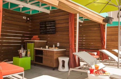 Downtown Las Vegas Hotel | Convenient Las Vegas Stay! Superb Location, Free Parking, Onsite Swimming Pool!