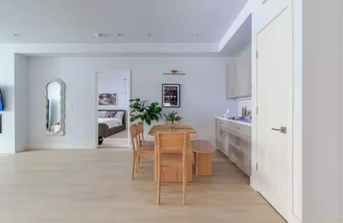 The Flats Apartment | Luxury Retreat Near Beverly Hills — EV Parking + King Bed