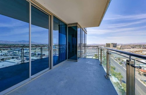 Las Vegas Apartment | Palms place residence deluxe condo with Pool & Gym