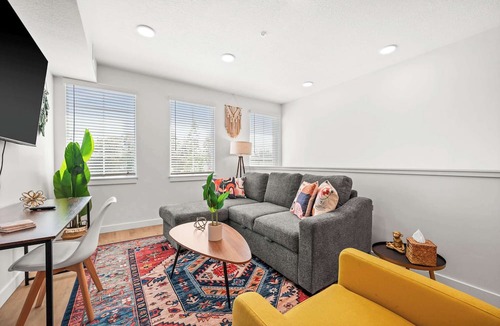 People's Freeway Condo | SLC - Airport - 2BR Townhome King BD - Garage
