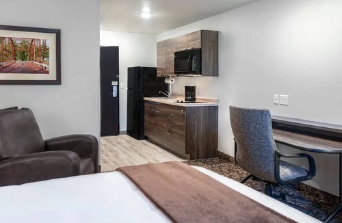 Seven Hills Hotel | Unwind in Suite w/Kitchen Near Hidden Falls Park & Amargosa Trailhead