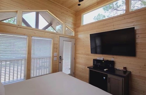 Page Cabin | Cozy Tiny Home King Room #19A
