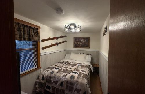 Big Bear Lake House | Alpine Retreat -Hot Tub - Walk to Village, Lake