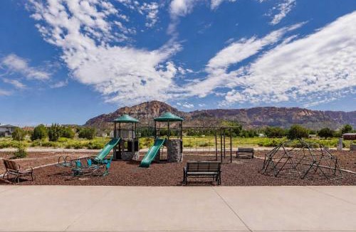 Apple Valley House | Zion Stargazing Oasis Pet-Friendly Stay
