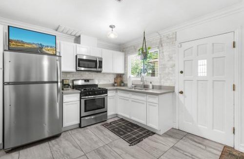Las Vegas House | Iconic Vegas Villa : Heated Pool| Movie Room