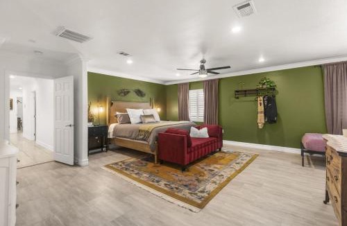 Las Vegas House | Iconic Vegas Villa : Heated Pool| Movie Room