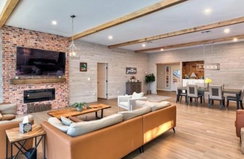 Spring Valley Villa | Villa Kensington, Grand 8BR Estate for Families & Groups