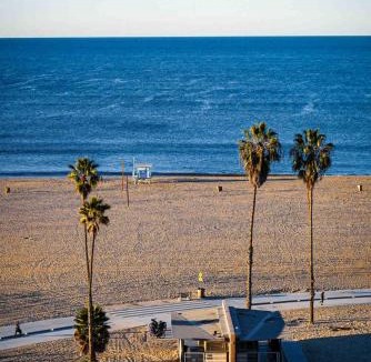 Sunset Park Apartment | Cozy Newly Renovated 2 Bedroom Home Near the Beach