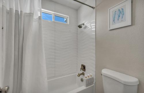 Rancho Oakey House | Relaxing 1 Story Villa Hot Tub BBQ By the Strip