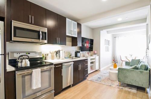 Pico Apartment | Sunny Santa Monica Retreat, Walk to Beach