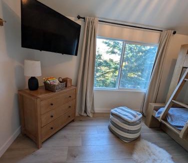 Lake Arrowhead House | Yama Cabin - 5 min walk to the village, EV plug, hot tub, kid & pet friendly