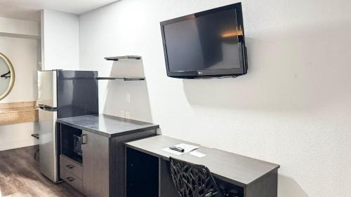 Barstow Hotel | Motel 6 Barstow, CA - Mojave Desert Stop - I-15
