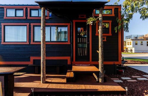 Apple Valley House | Pet-Friendly Modern Tiny Home with Red Rock Views & Private Deck Near Zion National Park, Apple Valley Utah