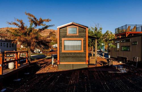 Apple Valley House | Pet-Friendly Modern Tiny Home with Red Rock Views & Private Deck Near Zion National Park, Apple Valley Utah