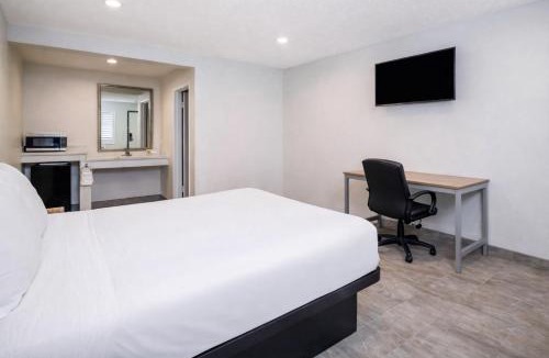 Bakersfield Cabin | Super 8 by Wyndham Bakersfield CA Near Airport