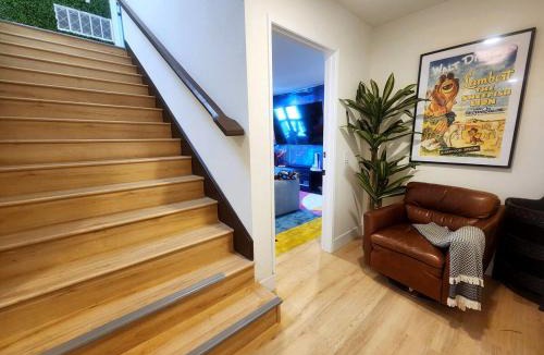 Hollywoodland Villa | Hillside Retreat with Balcony Views of the Hollywood Sign