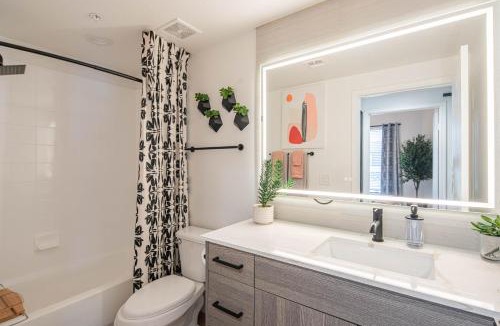 Kierland Apartment | Remodeled 2-Queen 2BR Suite Retail & Sun Oasis