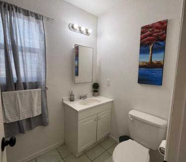 Downtown Las Vegas Apartment | Flowers Apt 5 Min Walk to Downtown - Free Parking