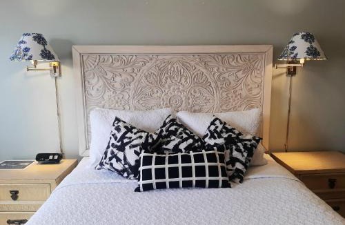 Moreno Valley Apartment | HARRY'S MAN CAVE - A Vintage Motel on the Historic 395 route - The New Star Motel Experience