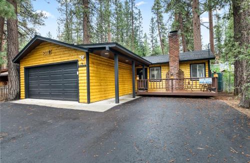Big Bear Lake House | Nunu's Cabin - Beautiful cabin, close to ski resorts and town, Hot Tub and Board Games!