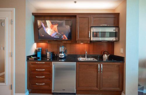 Las Vegas Apartment | NO RESORT FEES-MGM Stripview-Jacuzzi-Formula 1 TRACK VIEW