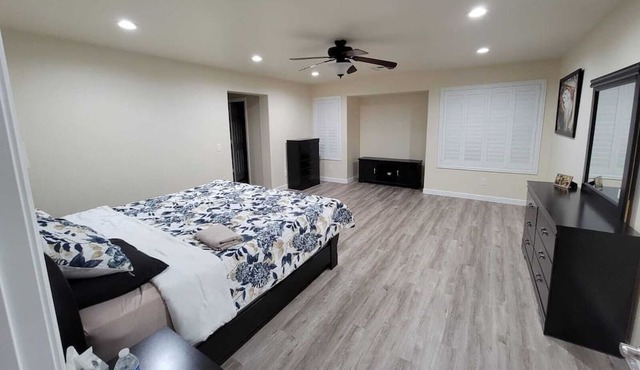 Near the Strip Spacious cozy 4 bedrooms house with Jacuzzi