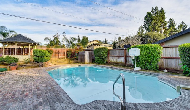 5 Mi to Fresno State: Family Gem w/Backyard Oasis