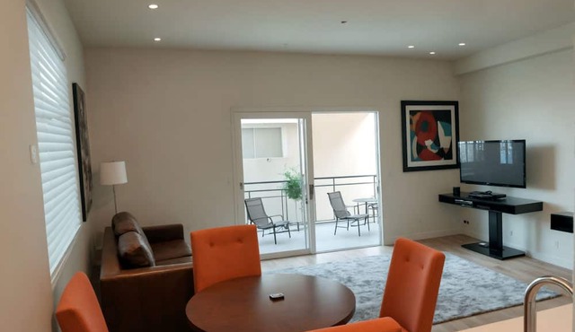 Family-Friendly 4BR Gated Residence in Prime Hollywood with Free Parking