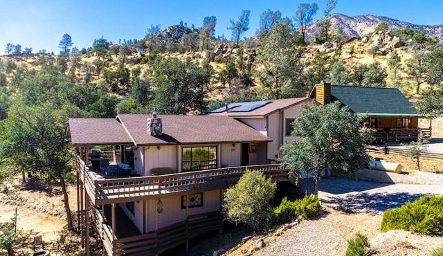 Golden Deer Cabin: 3-Story Cozy Lodge, Game Room, Fire Pit, Mountain View, River