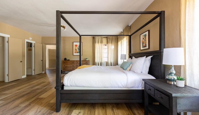 Fox Manor The Ultimate Fresno Getaway 5 Bedroom Home by RedAwning