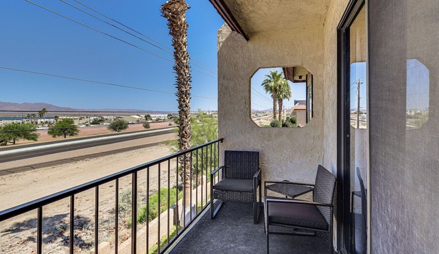 Poolside Fun, Lake Havasu Views! Desert Getaway