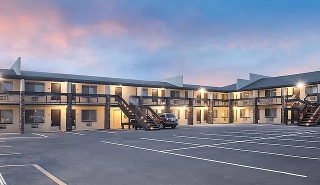 Pleasant Stay, Convenient Location! 2 Relaxing Units, Free Parking, Outdoor Pool