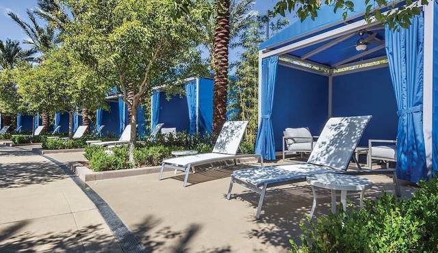 2BD/Vegas - Full Kitchen, Washer/Dryer, and Private Living Room!