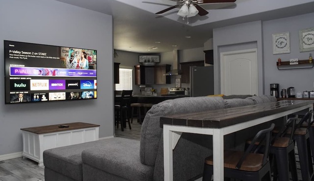 3-BedRm Pool House w/Coffee Bar & 5 Total Beds
