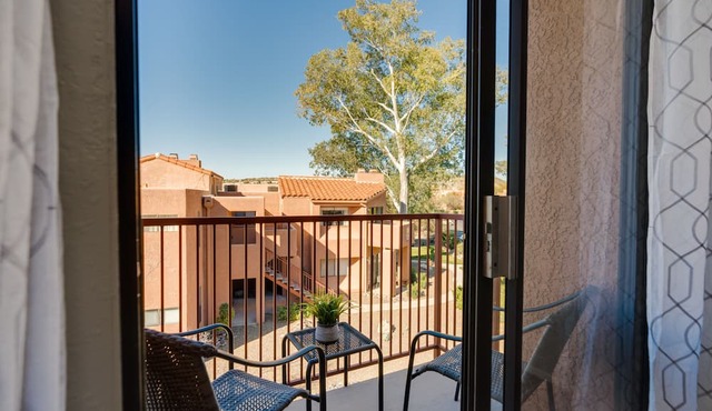 Wake Up to Majestic Mountain Views in a Vaulted 2BR 2 BATH cozy getaway!