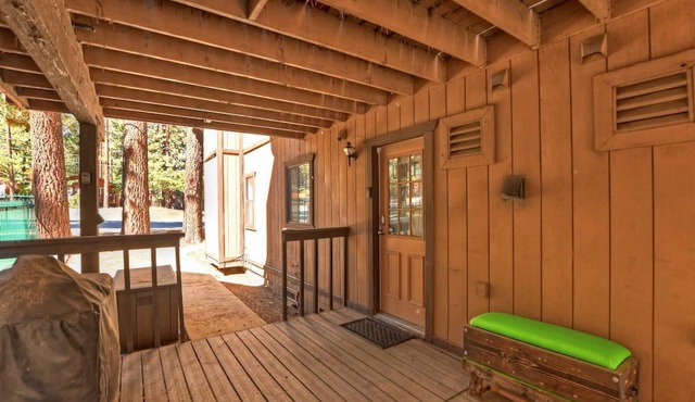 Walking Distance to Snow Summit Ski Resort! Beautifully Updated 3 BED 2 BATH! Wood Burning Fireplace! Smart TVs w/Streaming Services!