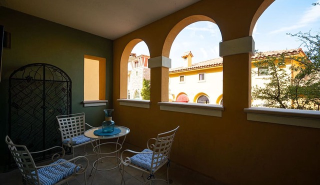 Updated 2Br 2Ba in the heart of Lake Las Vegas Village!