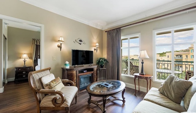 Magical water views of Lake and Pool! 2 Bed/2bath 30 minutes to the strip