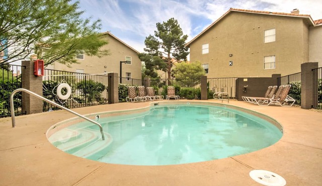 Pet-Friendly Las Vegas Condo: 1 Mi to the Strip!