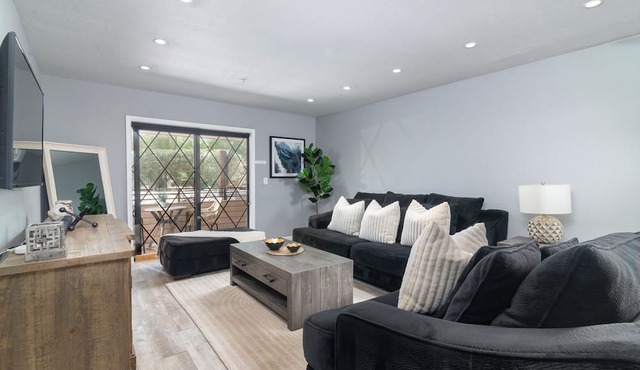 Lux Scottsdale - Luxury Remodel (Walk to Old-Town and Spring Training)