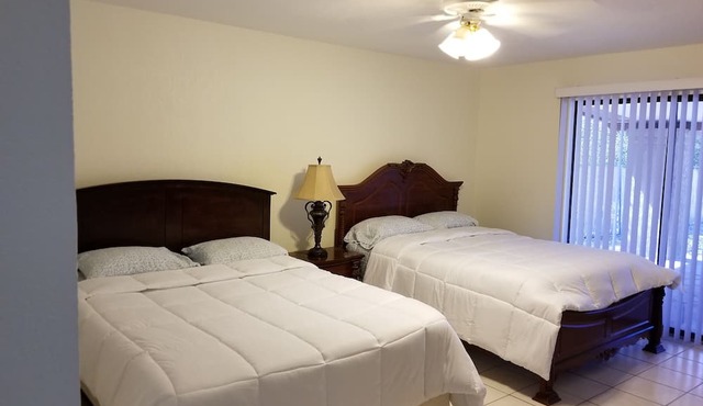 Awesome House Centrally Located (Downtown and London Bridge) Great Value!