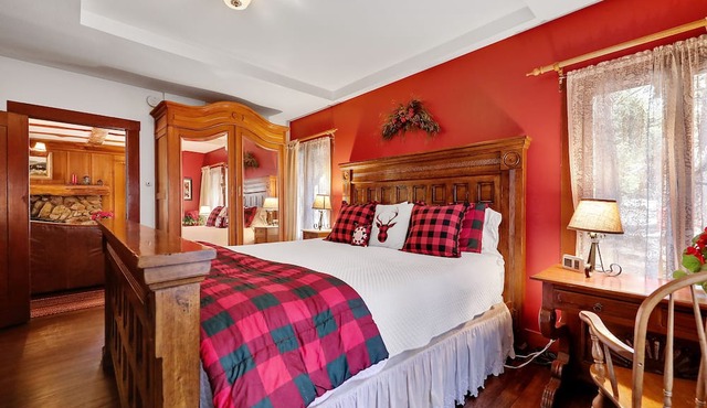 5 STAR *STRAWBERRY CORNER* CLASSIC CABIN ON CREEK, 1 MINUTE WALK TO VILLAGE!