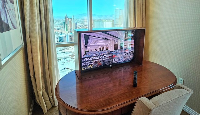 TOP 38th FLOOR 1 BR PENTHOUSE! BALCONY! SPHERE, F1 Views, POOL-NO RESORT FEES!