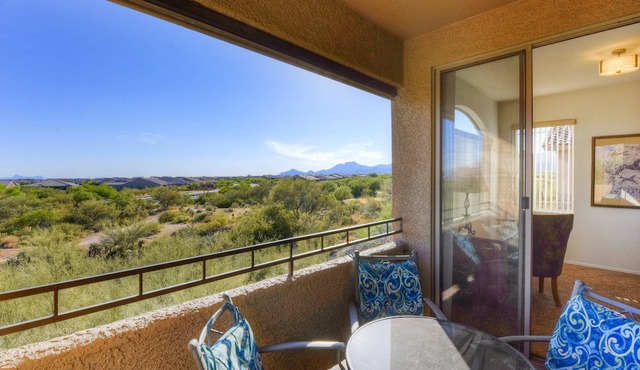 Open & bright condo with WiFi, W/D, pool, hot tub & panoramic views