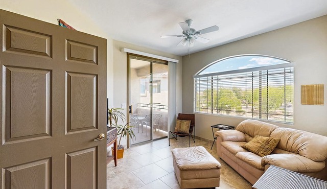 Charming dog-friendly condo with pool, hot tub, washer/dryer, & AC