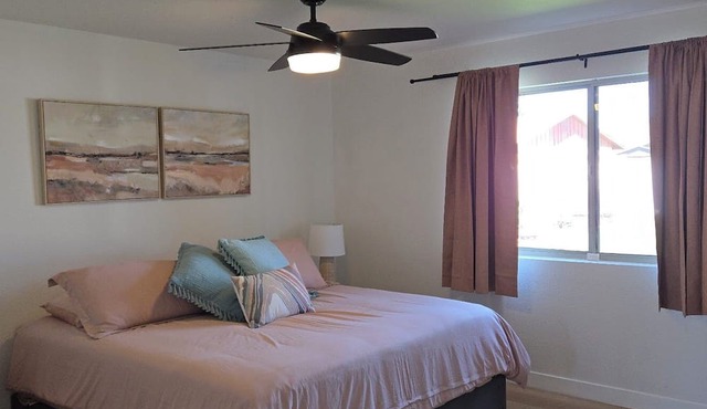 3bd/2ba house. Sleeps 9. AC, Games, Snacks, Coffee Bar, Private Pool & more