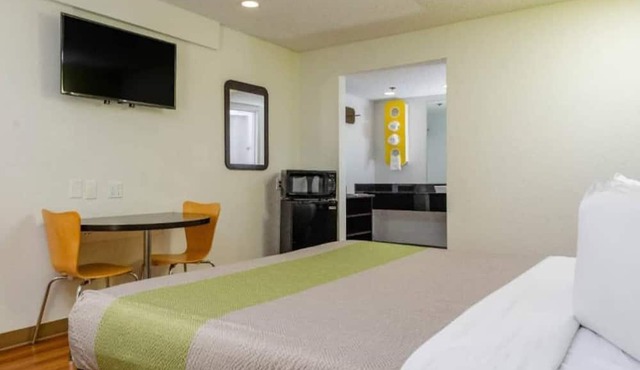ADA Queen Bed|RI Shower|Nsmk