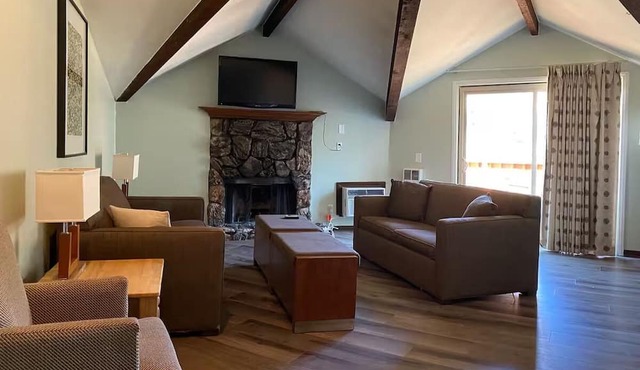King Suite Comfort w/Free Parking & Year-Round Entertainment in the Pines!