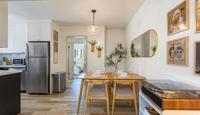 Clean, Modern, & Cozy Apartment
