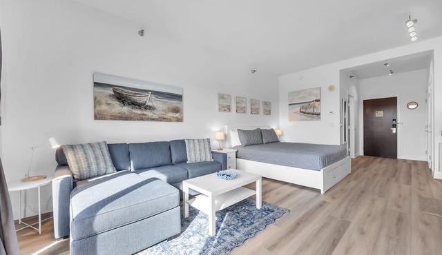 Lakefront Bliss Stunning Views & Peaceful Vibes